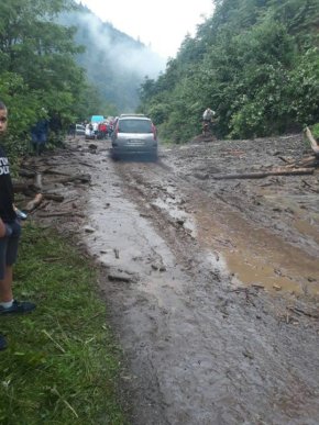 На Рахівщині зсув ґрунту перекрив трасу «Мукачево – Рогатин» – 03