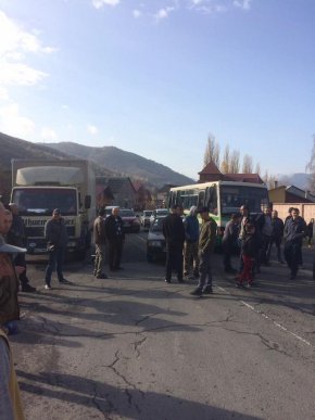 На Закарпатті перекрили дорогу – 04