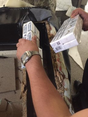 На Закарпатті затримали мікроавтобус з повним "диваном" контрабанди – 05