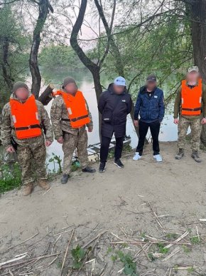 Прикордонники зупинили гумовий човен, в якому були ухилянти – 02 Прикордонники зупинили гумовий човен, в якому були ухилянти – 02