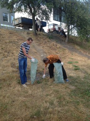 Свідомі мукачівці очищали набережну міста від сміття (ФОТО) – 25 Свідомі мукачівці очищали набережну міста від сміття (ФОТО) – 25