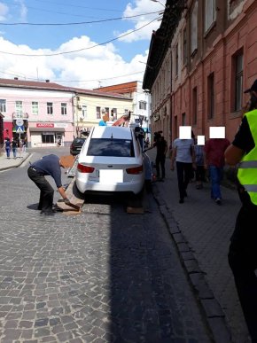Евакуатор забрав у Мукачеві кілька автівок, припаркованих із порушенням ПДР – 04