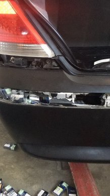 Двоє українців перевозили через кордон 30 кг бурштину та тисячі пачок сигарет – 03