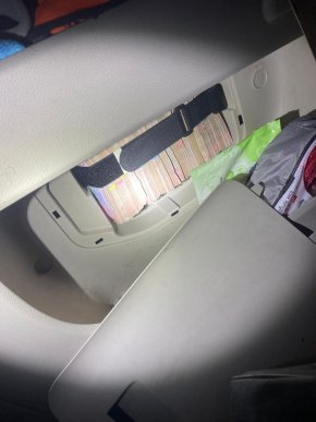 У бардачку та в сумках: чоловік сховав в автомобілі Крайслер понад 3 мільйони – 02