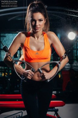 У знаменитої красуні-поліцейської з Києва з’явилась конкурентка у Закарпатті – фотомодель – 04