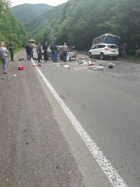 В області сталася жахлива ДТП: автобус протаранив легковик – 06