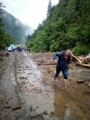 На Рахівщині зсув ґрунту перекрив трасу «Мукачево – Рогатин» – 02