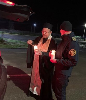 В Україну прибув Благодатний вогонь з Єрусалима – 01