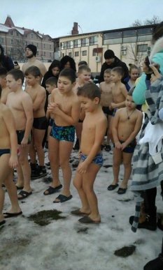 Як у Мукачеві воду освячували та занурювалися в Латорицю – 05