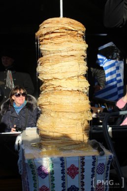 На "Варишській палачінті" у Мукачеві встановили найбільшу вежу з млинців на Закарпатті – 01