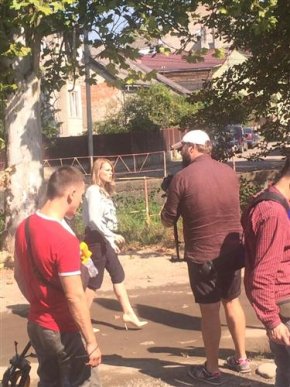 Ольга Фреймут завітала до Хуста та пройшлася на каблуках по місцевих калюжах – 08