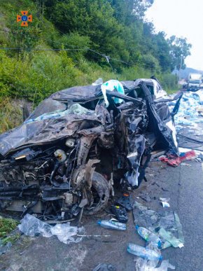 Водія мікроавтобуса затисло в салоні: опубліковано фото з місця потрійної аварії – 01