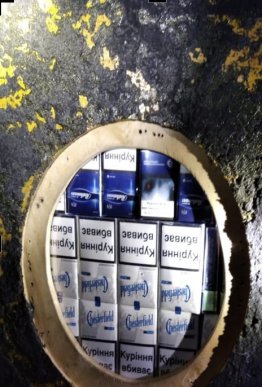 Прикордонники дістали зі сховків мікроавтобуса 600 пачок сигарет – 03