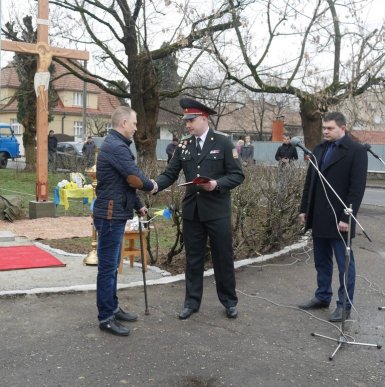 На площі Віталія Постолакі в Ужгороді до Дня пам’яті Небесної Сотні встановили і освятили хрест – 16