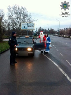 Дід Мороз і Снігурочка зупиняли водіїв в Ужгороді – 08