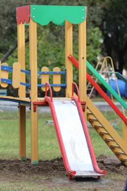 У Мукачеві встановлюють вісім нових дитячих майданчиків – 03