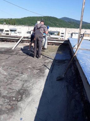 У Мукачеві на двох багатоповерхівках триває капремонт дахів – 04