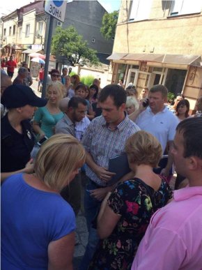 У Мукачеві чоловік жебракував із майже бездиханною дитиною на руках, в якої вже були конвульсії ніжок – 03