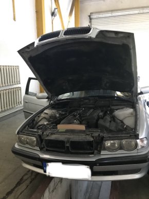 Закарпатські митники через приховані сигарети вилучили BMW українця, що прямував до Берліна – 01