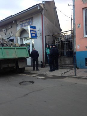 В Ужгороді КамАЗ влетів у перукарню – 01