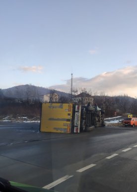 У Мукачеві на трасі перекинулась вантажівка – 02