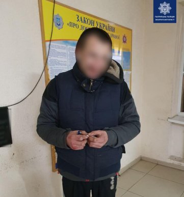 В Ужгороді невідомий розпивав алкоголь неподалік пограбованої автівки – 03 В Ужгороді невідомий розпивав алкоголь неподалік пограбованої автівки – 03