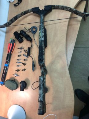 Закарпатські митники вилучили у іноземця арбалет – 01