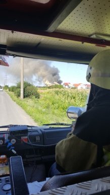 Масштабну пожежу поблизу Ужгорода гасили 25 пожежників – 01