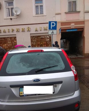 У Мукачеві штрафують "героїв парковки" – 01