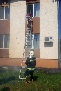 На Закарпатті горить будинок готельного типу: пожежники врятували чоловіка – 04 На Закарпатті горить будинок готельного типу: пожежники врятували чоловіка – 04