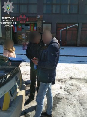 Грабіж в Ужгороді: заявницю і зловмисника "поєднала" спільна кримінальна справа  – 04