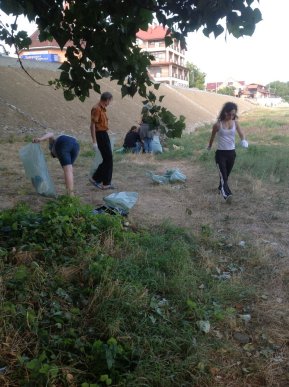 Свідомі мукачівці очищали набережну міста від сміття (ФОТО) – 19 Свідомі мукачівці очищали набережну міста від сміття (ФОТО) – 19