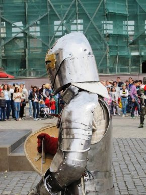 У центрі Ужгорода лицарі влаштували середньовічну битву – 03