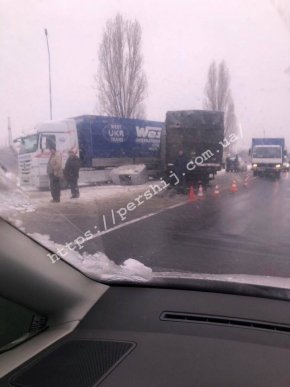 В Ужгороді на об’їзній зіткнулися вантажівки – 03