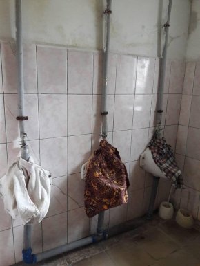 Повна антисанітарія: як виглядає громадський платний туалет у центрі Ужгорода – 04