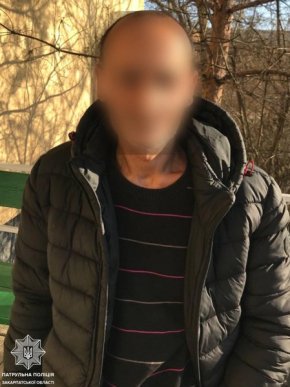 На вулицях Ужгорода і Мукачева виявили кількох чоловіків, у яких були наркотики – 01