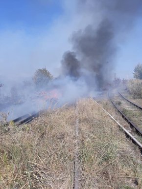 Пожежа у Мукачеві: на місце викликали рятувальників та пожежний потяг – 03 Пожежа у Мукачеві: на місце викликали рятувальників та пожежний потяг – 03