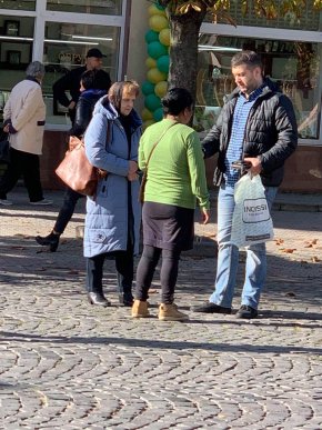 У центрі Мукачева жінки виманюють гроші у людей, – ЗМІ – 03