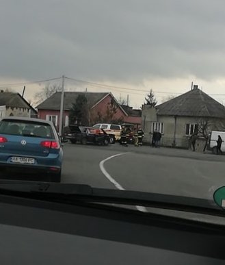 На в’їзді в Ужгород трапилась аварія. На місці ДТП працюють поліцейські, медики і рятувальники – 03