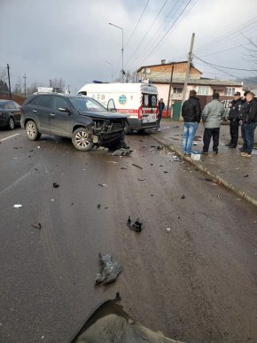 Аварія у Хусті: одна з машин влетіла в будинок – 01