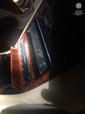 Вночі на вулицях Мукачева одразу в кількох чоловіків знайшли наркотики – 06