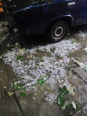 Побиті дахи будинків, вікна, автомобілі: негоду на Виноградівщині вже назвали "катастрофічною" – 04 Побиті дахи будинків, вікна, автомобілі: негоду на Виноградівщині вже назвали "катастрофічною" – 04