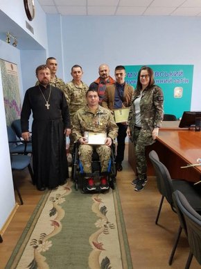 Важкопоранений боєць АТО із Мукачева отримав нагороду від Петра Порошенка – 01