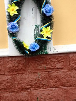 Невідомі вандали облили пам’ятну дошку Августина Волошина – 03