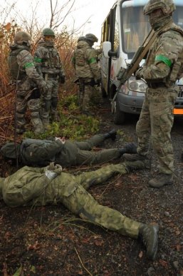 У Мукачеві "терористи" захопили потяг та взяли в заручники його охоронців – 05