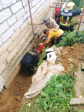 Кількох закарпатців засипало ґрунтом. Одна людина загинула – 03