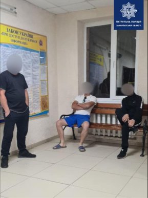 На одній із вулиць Ужгорода помітили трьох підозрілих осіб – 01