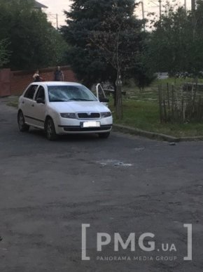 Результати конфлікту у Мукачеві: потрощена автівка та кров  – 03