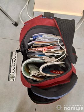 Переполох в одному з банків Ужгорода: чоловік заявив, що в нього в сумці вибухівка – 05