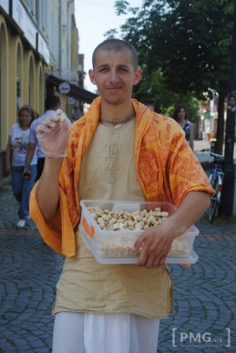 У центрі Мукачева виступають кришнаїти – 15